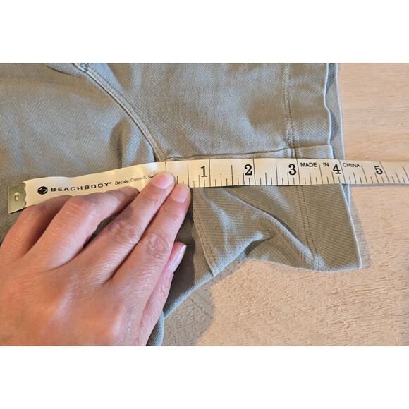 Athleta Shorts Women’s 4 Farallon Cypress Green Zipper Pockets Style 338976 - Picture 8 of 8